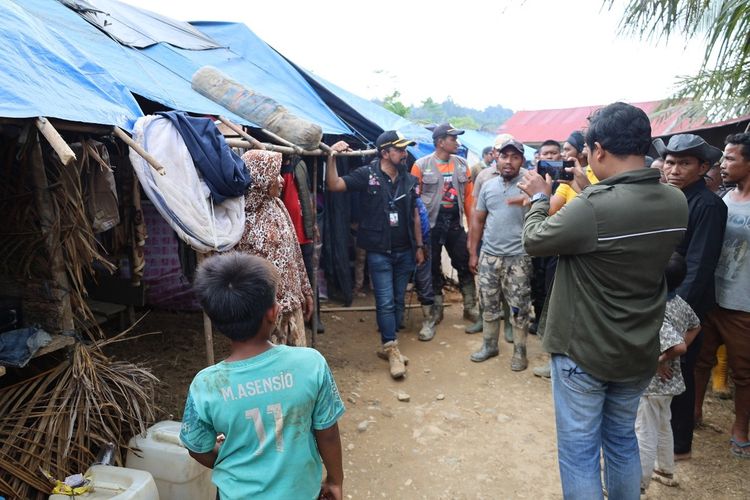 ISPA, diare, korban selamat, banjir bandang dan tanah longsor, pengungsi, bencana Sumatera, Ancaman ISPA dan Diare Intai Korban Selamat Bencana Sumatera, ISPA jadi penyakit paling banyak diderita korban selamat di Padang, Rendahnya penggunaan masker dan sulitnya penerapan kebersihan diri, Penyakit kulit dan diare mulai muncul di pengungsian, Layanan kesehatan kembali beroperasi, Kendali listrik dan air bersih hambat layanan medis, Kondisi layanan RS di Aceh dan Sumatera Utara pascabencana