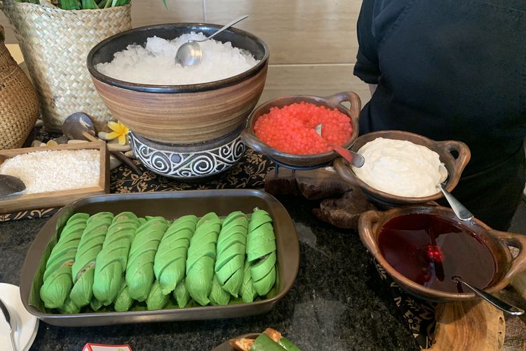 es pisang ijo, membuat es pisang ijo, Cara membuat es pisang ijo, 6 Rahasia Es Pisang Ijo Enak, Tips dari Chef Hotel di Makassar, 1. Pakai pisang raja, 2. Kukus pisang terlebih dulu, 3. Masak adonan kulit pisang ijo sampai mendidih, 4. Tambahkan mentega ke adonan kulit, 5. Pakai daun pandan, 6. Cara menggulung kulit pisang ijo