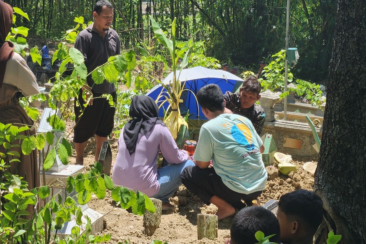 bully, Grobogan, siswa SMP tewas, bully berujung maut, tewas dibully, Siswa SMP di Grobogan tewas dianiaya teman sekolah, siswa smp grobogan, siswa smp grobogan meninggal, siswa smp grobogan korban bullying, siswa smp grobogan meninggal dibully, siswa smp grobogan tewas dianiaya, Sebelum Tewas, Angga Sempat Dikeroyok Dua Kali Saat Jam Pelajaran Tanpa Guru di Grobogan, Guru Belum Masuk Kelas Saat Tragedi Terjadi, Angga Sempat Mengeluh Jadi Korban Bullying, Hasil Otopsi, Ada Penggumpalan Darah di Kepala, Keluarga Tuntut Keadilan dan Evaluasi Sekolah, Polisi Dalami Dugaan Penganiayaan