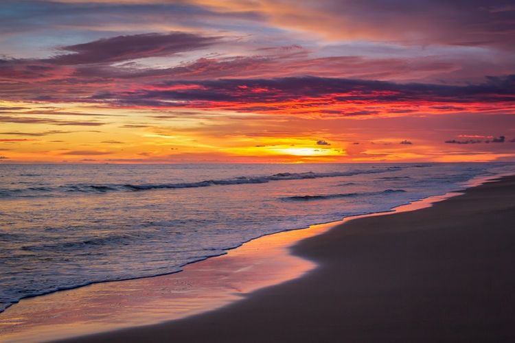 tempat wisata di Padang, Pantai Air Manis, Malin Kundang, 10 Tempat Wisata di Padang yang Wajib Dikunjungi Saat Liburan, 1. Pantai Air Manis, 2. Pantai Pasumpahan, 3. Pantai Nirwana, 4. Pantai Pasir Jambak, 5. Air Terjun Sarasah, 6. Air Terjun Lubuk Hitam, 7. Lubuk Paraku, 8. Bukit Nobita, 9. Danau Cimpago, 10. Museum Adityawarman