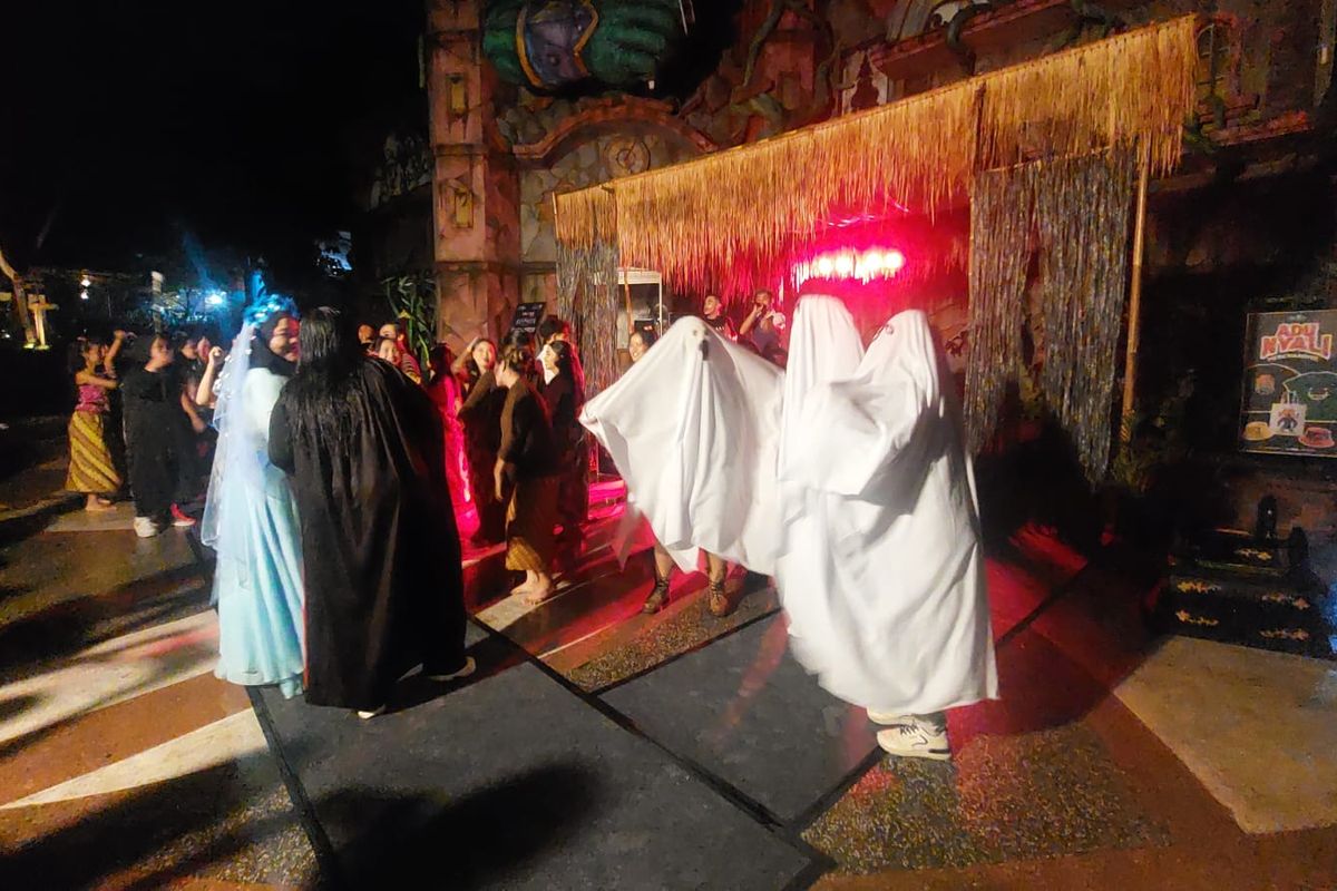 halloween, Saloka Theme Park, saloka theme park semarang, halloween 2025, Tak Menyeramkan, Hantu di Saloka Theme Park Diajak Foto Manusia