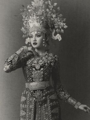 7 Detail Busana Adat Gorontalo Syifa Hadju dan El Rumi saat Prewedding, Serba Merah, 1. Dominasi warna merah yang menjadi pusat perhatian, 2. Mahkota tinggi dengan ornamen emas pada busana Syifa, 3. Detail payet penuh di bagian dada dan bahu, 4. Lengan transparan dengan payet merah, 5. Sabuk emas lebar sebagai penegas siluet, 6. Busana El Rumi bergaya formal dengan aksen emas, 7. Perpaduan keseluruhan tampak serasi dan berkarakter