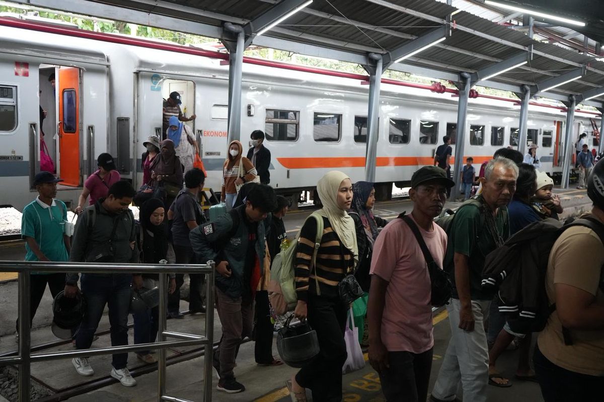 tiket kereta, Desember 2025, pesan tiket kereta api, membeli tiket kereta, jadwal kereta Desember 2025, Tiket Kereta Api Bulan Desember 2025 Belum Bisa Dipesan, Kenapa?