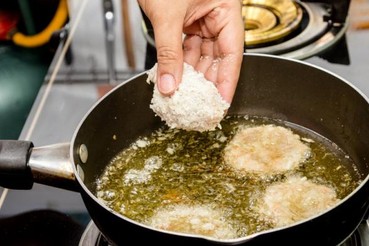 Minyak goreng sisa, cara menyaring minyak goreng bekas menjadi jernih lagi, cara menyaring minyak goreng, yang menyaring kotoran minyak goreng, cara menjernihkan minyak bekas, Tips Menyaring Minyak Goreng yang Kotor ala Chef, Bisa Pakai Nasi Putih