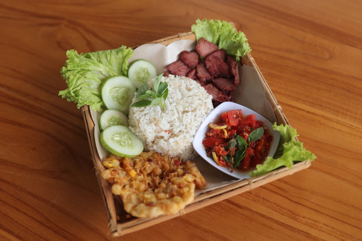 Resep Nasi Liwet, nasi liwet rice cooker, nasi liwet rice cooker tahan berapa lama, nasi liwet tanpa teri, Nasi Liwet tanpa Teri Pakai Rice Cooker, Rahasia Gurihnya Ada di Bahan Ini!, 1. Tumis bumbu hingga harum, 2. Masukkan santan dan garam, 3. Tuang beras dan masukkan tumisan, 4. Aduk dan tambahkan daun jeruk, 5. Sajikan
