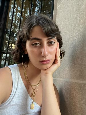 Rama Duwaji, Zohran Mamdani, zohran mamdani wali kota new york, rama duwaji, zohran mamdani dan rama duwaji, gaya busana rama duwaji, style rama duwaji, wali kota new york terpilih, 8 Gaya Rama Duwaji Istri Zohran Mamdani, Minimalis dan Artsy, 1. Dress putih bertekstur dengan boots hitam, 2. Tank top hitam dan rok flare bermotif, 3. One shoulder crop top dengan belt, 4. Midi dress hitam dengan tas selempang krem, 5. Atasan putih tanpa lengan dan layered necklace, 6. Tank top hijau zaitun, 7. Tank top hitam dan celana hitam bertekstur, 8. Turtleneck hitam dan anting besar