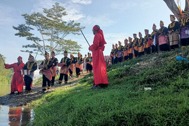balimau kasai, potang mogang, Tradisi Balimau Kasai Potang Mogang, Warisan Budaya Melayu Riau Sambut Bulan Suci Ramadhan, Apa itu mandi balimau kasai dan kapan dilaksanakan?, Apa makna filosofis di balik tradisi balimau kasai?, Bagaimana prosesi mandi balimau kasai dilakukan?, Mengapa balimau kasai menjadi daya tarik wisata budaya?