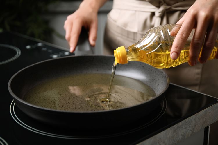 Minyak goreng sisa, cara menyaring minyak goreng bekas menjadi jernih lagi, cara menyaring minyak goreng, yang menyaring kotoran minyak goreng, cara menjernihkan minyak bekas, Tips Menyaring Minyak Goreng yang Kotor ala Chef, Bisa Pakai Nasi Putih