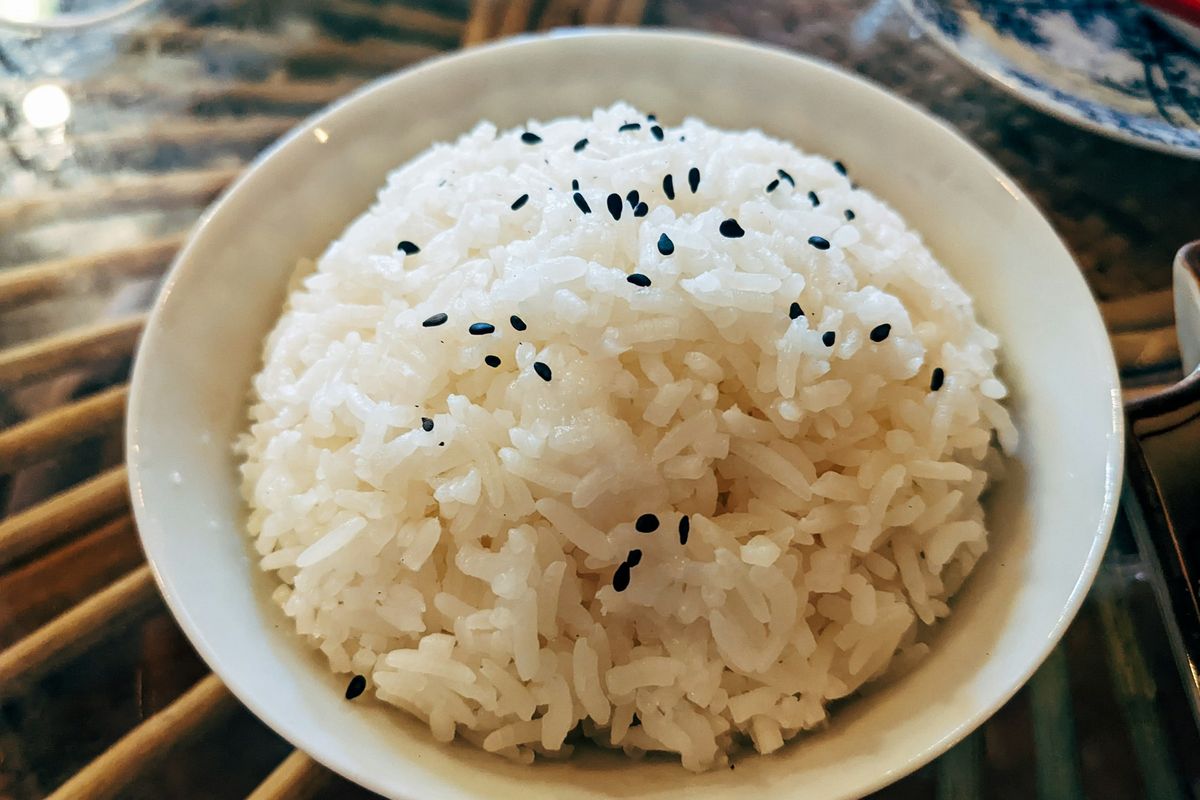 nasi putih, nasi, Berat badan naik, Apakah Makan Nasi Putih jadi Penyebab Diet Gagal?, Berat badan naik terjadi karena kalori berlebih, Pola makan lebih berpengaruh dibanding menghindari nasi, Porsi nasi menjadi faktor penting, Nasi putih tetap punya manfaat bagi tubuh