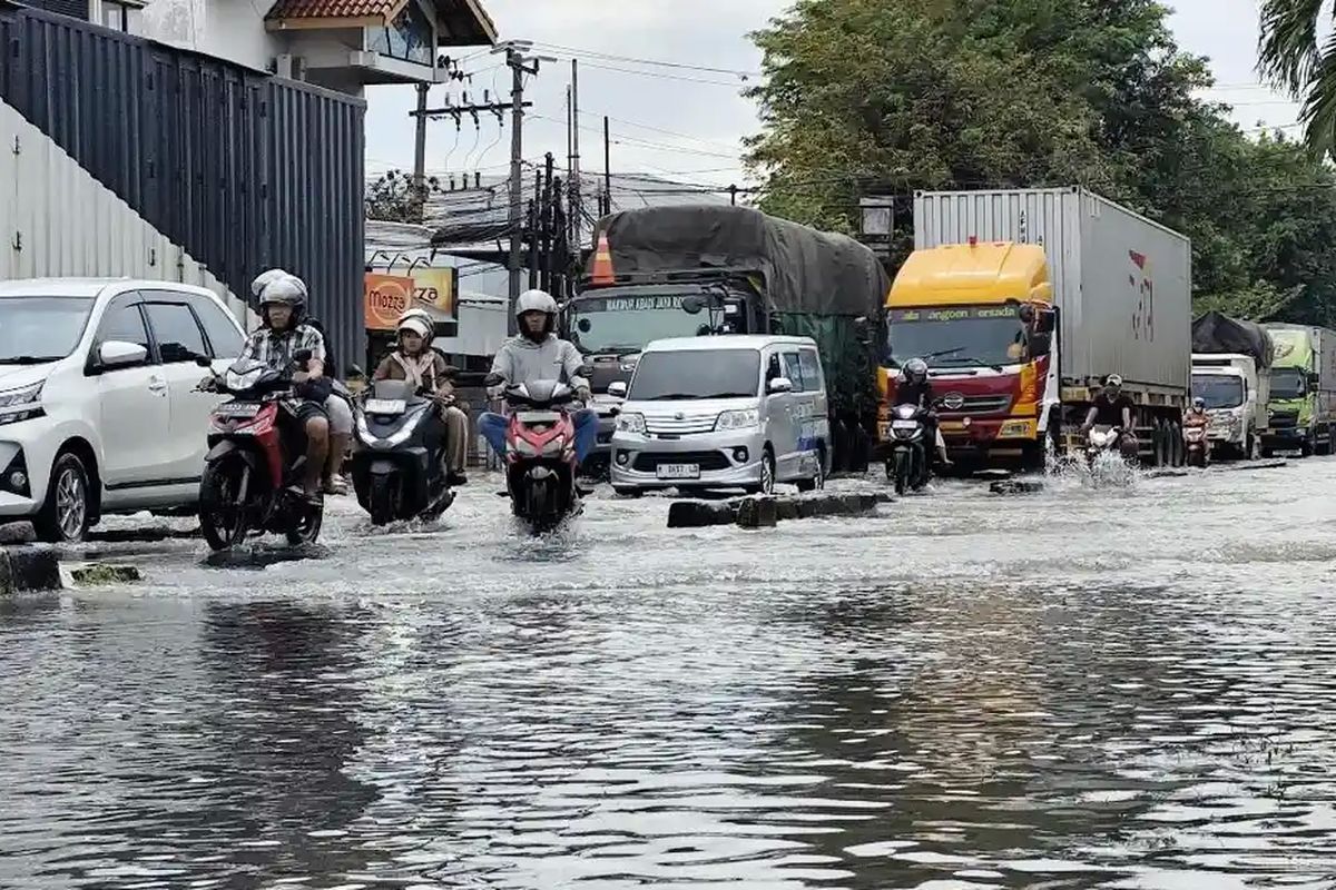 Kendal, banjir, Banjir Masih Merendam Jalur Pantura Kendal, Kendaraan Terjebak Macet, Genangan Paksa Pengendara Alih Lajur, Lubang Tertutup Genangan, Pengendara Motor Diminta Waspada, Warga: Banjir Sudah Menggenang Sejak Kamis, BPBD: Luapan Sungai Jadi Penyebab, Daftar Titik Genangan Banjir di Kendal, Polisi: Jalur Pantura Kendal Masih Bisa Dilalui, Dinas PUPR Soroti Dampak Galian C