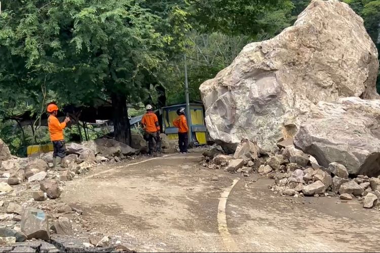longsor, Trenggalek, Kondisi Jalan Trenggalek-Ponorogo yang Tertutup Longsor: Separuh Amblas, Permukaan Rusak