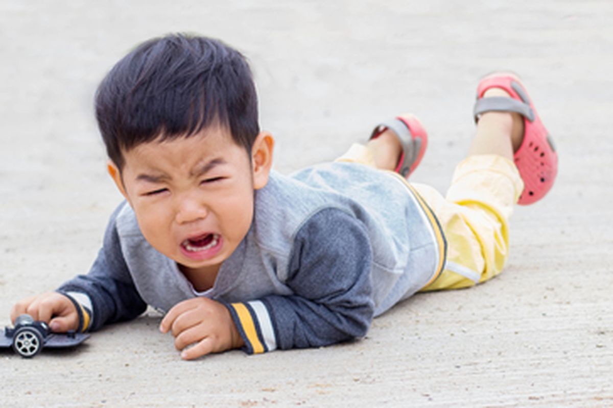 pertolongan pertama anak jatuh, cara mengatasi anak yang jatuh, anak jatuh dari ketinggian, pertolongan pertama saat anak jatuh dari ketinggian, Pertolongan Pertama Saat Anak Jatuh dari Ketinggian, Apa yang Harus Dilakukan Orangtua?, 1. Tenangkan anak terlebih dahulu, 2. Observasi anak selama 48 jam, 3. Waspadai gejala bahaya setelah jatuh, 4. Segera bersihkan dan obati luka , 5. Jangan panik dan hindari menyalahkan anak