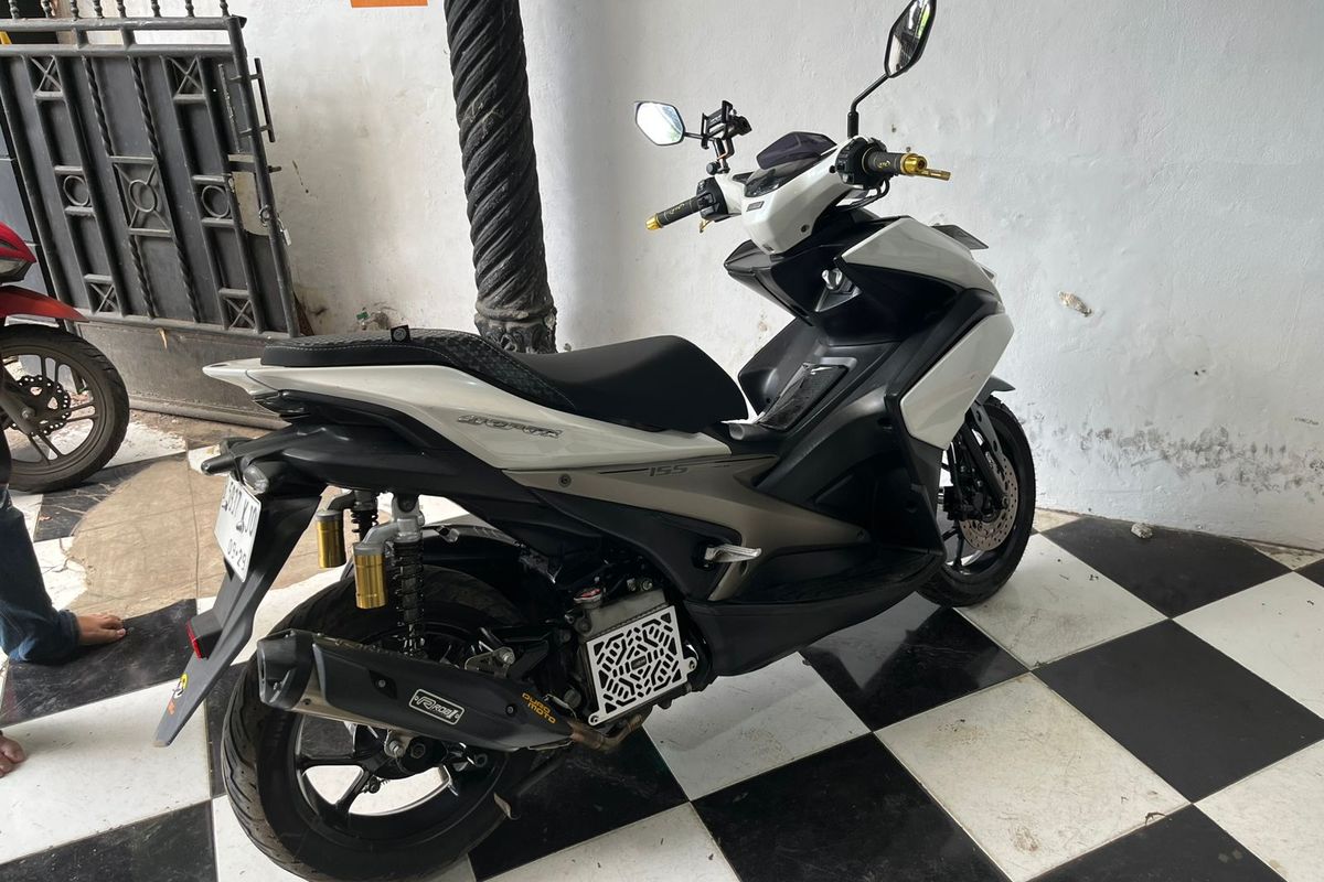 jok motor, bagasi motor, Modifikasi Jok Motor, PM Auto, bobok fiber, Motor Terasa Tinggi, Teknik Bobok Fiber Bisa Turunkan Jok hingga 3 Cm