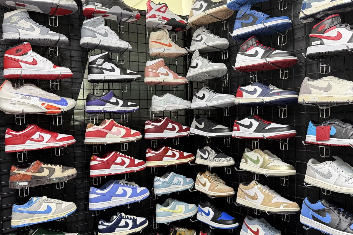 4 Hal yang Dicari Kolektor Sepatu, dari Kolaborasi hingga Sejarah, 1. Kolaborasi dengan brand atau figur terkenal, 2. Jumlah produksi terbatas, 3. Tidak dirilis di Indonesia, 4. Memiliki nilai sejarah