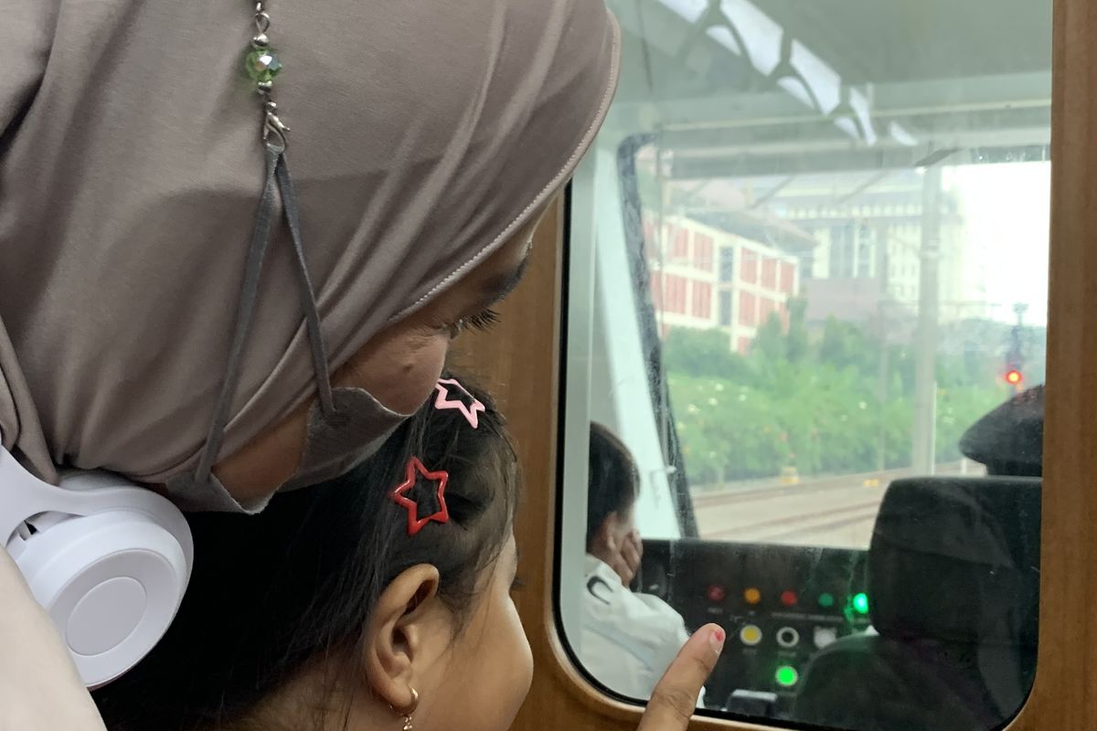 fitur krl baru, krl baru 2025, rute krl baru 2025, krl baru lintas bogor, antusiasme penumpang krl baru, Saat Para Ibu asal Bogor Ajak Anak Berwisata Naik KRL Baru