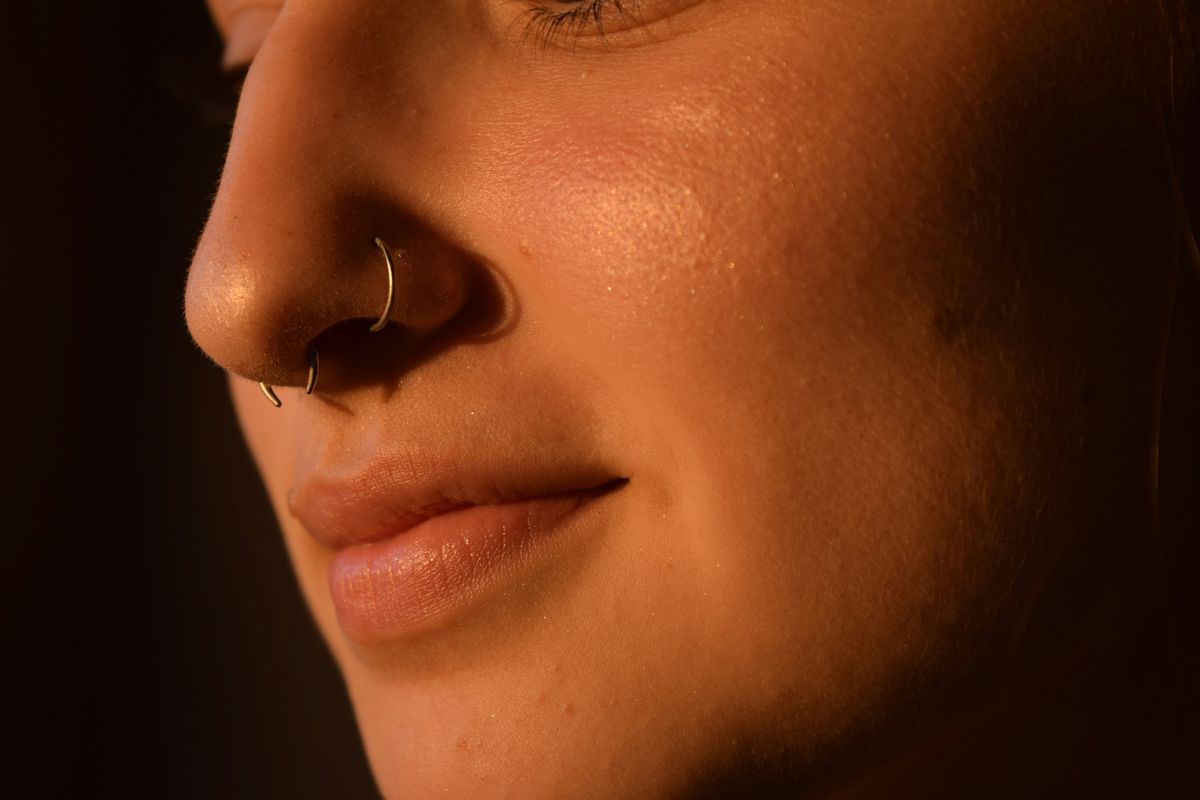 tindik hidung, membersihkan tindik hidung, Waspada Infeksi, Begini Cara Membersihkan Tindik Hidung, Risiko menindik hidung, Berapa lama tindik hidung sembuh?, Cara membersihkan tindik hidung, Bagaimana jika muncul benjolan di area tindik?