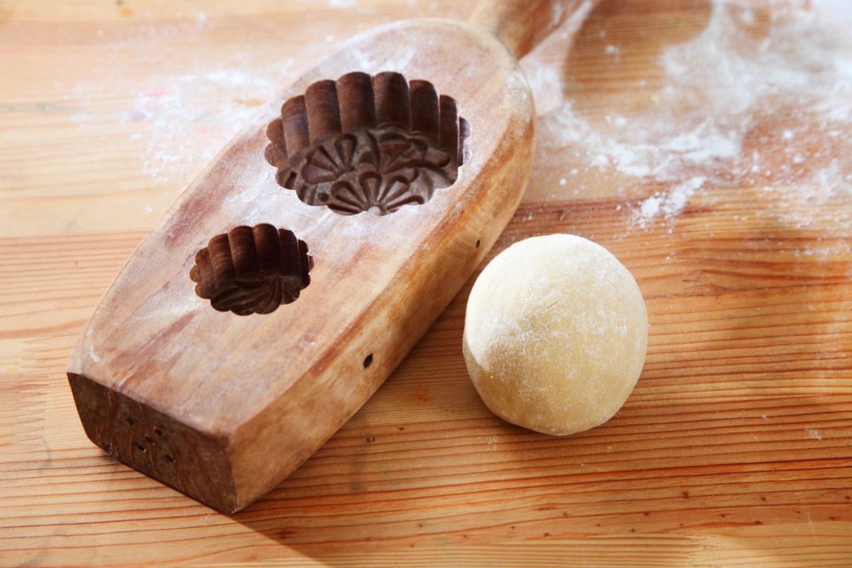 kue bulan, tips membuat kue bulan, mooncake, cara membuat kue bulan, cara mengeluarkan kue bulan dari cetakan, Awas Rusak, Keluarkan Kue Bulan dari Cetakan Pakai Cara Ini