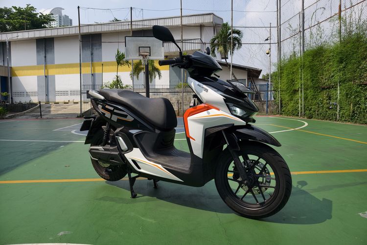 motor listrik, Sprinto, Review Lengkap Indomobil Emotor Sprinto: Desain sampai Biaya Kepemilikan, Spesifikasi Menunjang dan Fitur Interaktif, Rasa Berkendara Halus dengan Kaki-kaki Dewasa, Biaya Kepemilikan yang Ekonomis, Kesimpulan