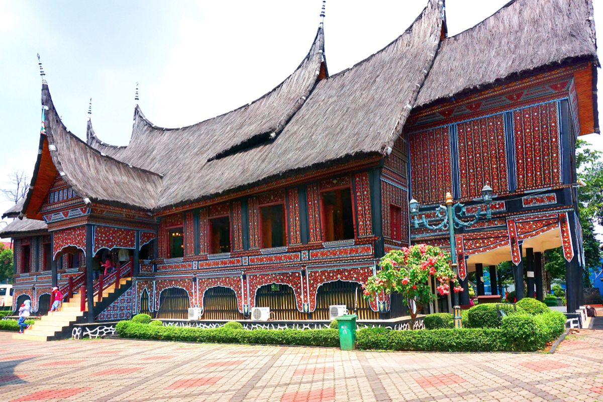 Taman Mini Indonesia Indah, TMII, Rumah adat di TMII, Turis Suriah Ini Kagum dengan Bentuk Rumah Adat di TMII: Unik, Belum Pernah Lihat