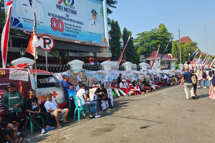 bupati pati, Sudewo, demo pati, demo pati 13 agustus, Tuntutan PBB Dipenuhi, Massa Unjuk Rasa Pati Terbelah, Ada yang Batal Minta Bupati Sudewo Lengser, Siapa Saja yang Membatalkan Demo dan Apa Alasannya?, Mengapa Sebagian Massa Tetap Melanjutkan Demo dengan Tuntutan Lengserkan Bupati?, Apa Respons Bupati Pati Terhadap Situasi Ini?, Bagaimana Perpecahan Ini Berdampak pada Situasi Politik dan Sosial di Pati?