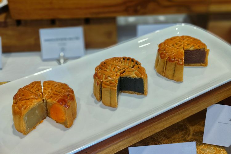 mooncake hampers jakarta, mooncake hampers 2025, mooncake hampers ritz carlton, mooncake jakarta 2025, Hotel Bintang 5 di SCBD Tawarkan Hampers Mooncake Tema Flora, Ada 9 Varian