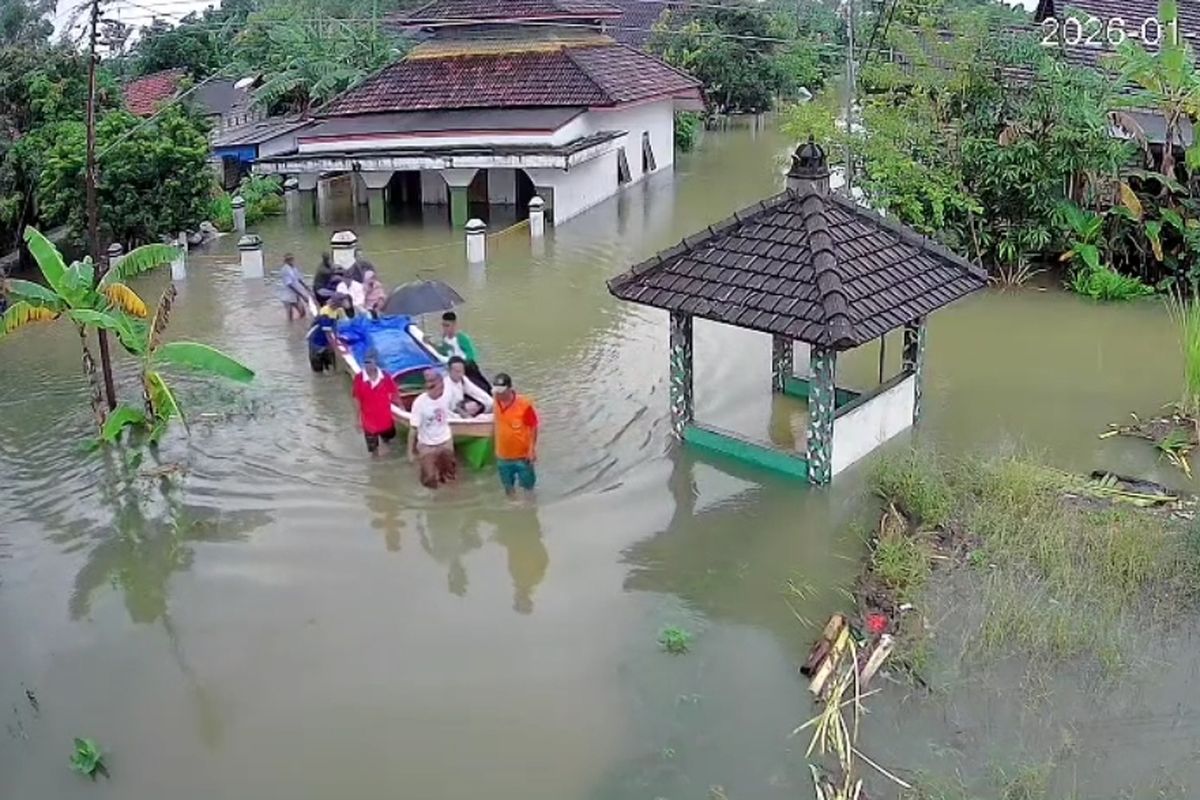 Banjir, banjir Pati, Kisah Warga Pati Terobos Banjir Gunakan Perahu untuk Antar Jenazah ke Makam, Warga Terobos Banjir untuk Antar Jenazah ke Makam, Akses Darat Lumpuh, Perahu Jadi Satu-satunya Pilihan, Banjir Meluas Akibat Luapan Sungai, Dampak Banjir Pati terhadap Pertanian dan Kesehatan Warga
