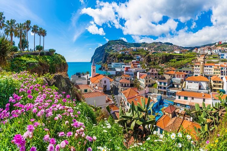 wisatawan, 5 Negara Terbaik untuk Solo Traveler Wanita 2026, 1. Jepang, 2. Portugal, 3. Indonesia, 4. Uruguay, 5. Montenegro