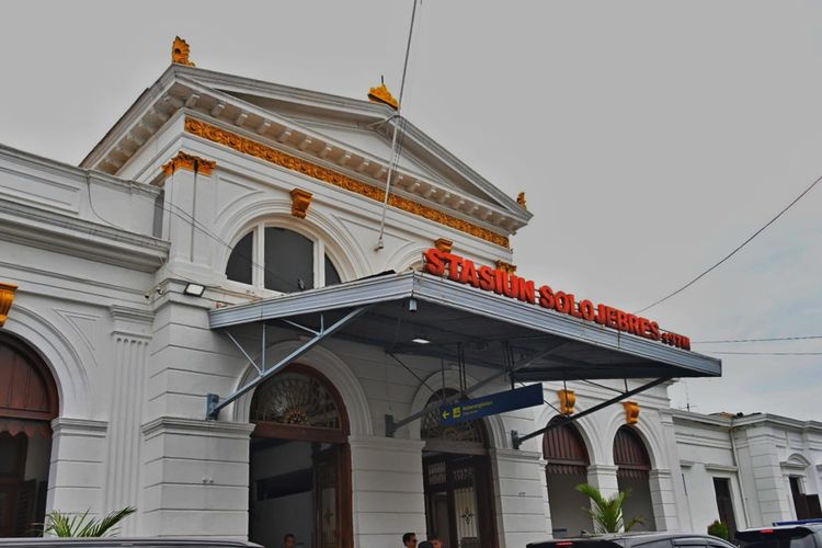 Naik Kereta ke Solo? Ada 3 Stasiun yang Dekat Wisata Belanja