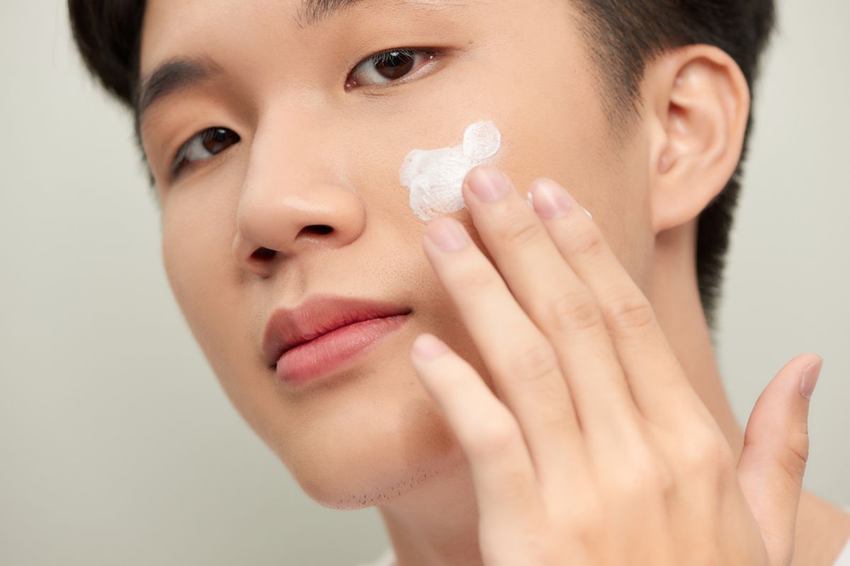 moisturizer, sunscreen, skincare, tabir surya, kesehatan kulit pria, skincare untuk pria, skincare pria, tabir surya untuk wajah, pelemba, pelembab wajah pria, Moisturizer dan Sunscreen Jadi Kunci Skincare Pria, Mengapa?, Tak ada kata terlambat untuk kesehatan kulit pria, Moisturizer dan sunscreen jadi poin penting skincare pria, Perawatan kulit sebagai investasi jangka panjang, Kulit sudah perlu diperhatikan sejak bayi