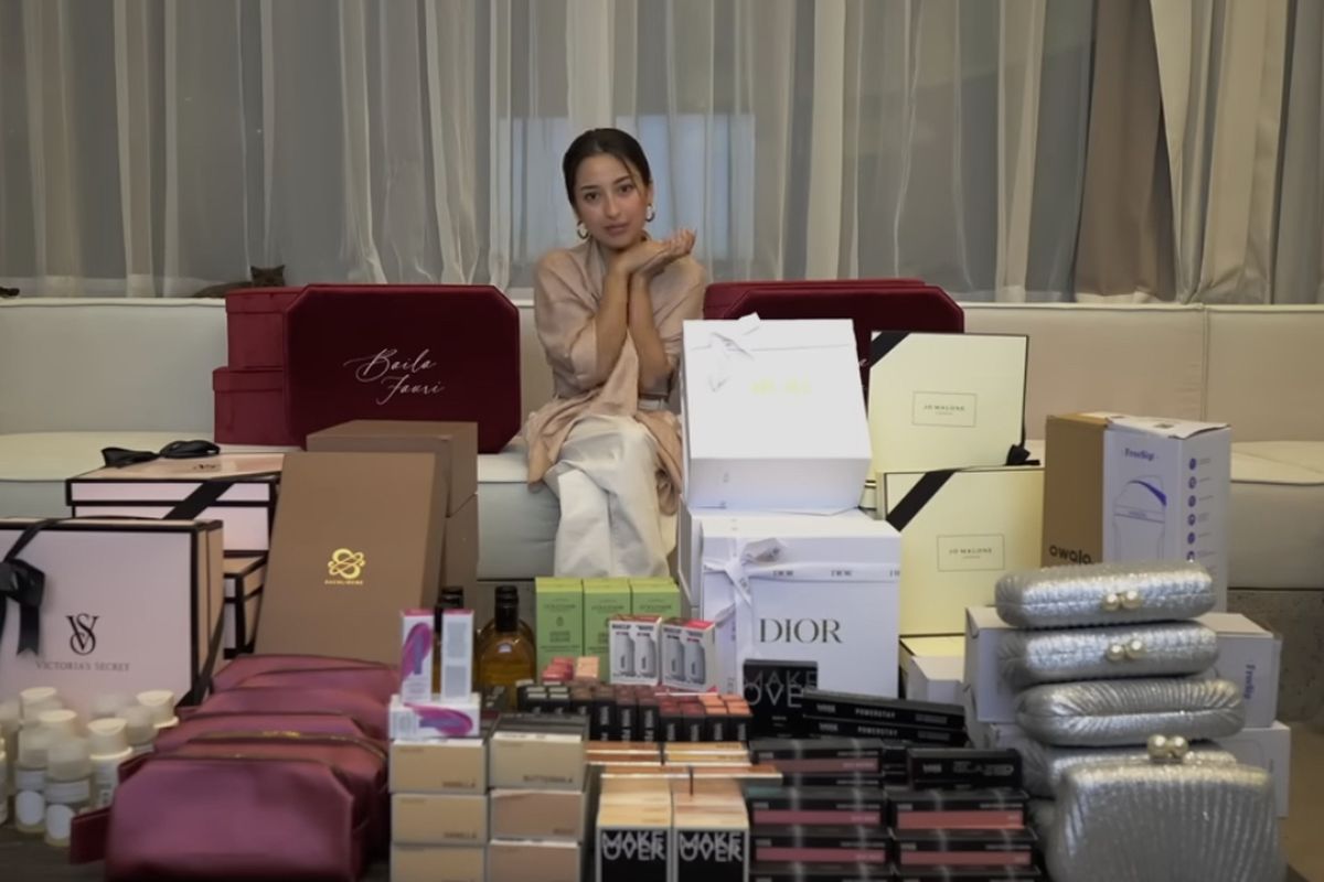 Jennifer Coppen, 7 Isi Suvenir Bridesmaid Proposal Jennifer Coppen, Didominasi Barang Branded, 1. Clutch bag, 2. Satu set kain seragam, 3. Piyama Victoria's Secret, 4. Tumbler Owala, 5. Rangkaian makeup set, 6. Parfum mewah Jennifer Coppen membagikan suvenir bridesmaid proposal berisi barang-barang branded, mulai dari parfum mewah hingga high heels putih., 7. High heels putih