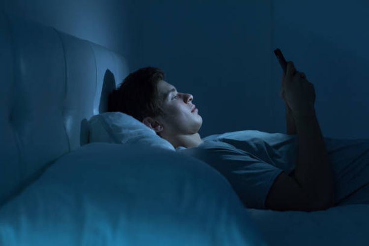 Kebiasaan Buka Medsos Larut Malam Berdampak Buruk bagi Otak Remaja, Kemampuan menyerap berbagai informasi menurun, Regulasi emosi memburuk, Aplikasi apa yang sering dibuka?, Bukan cuma masalah remaja, tapi masalah keluarga