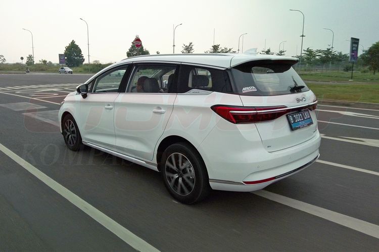 mobil listrik, BYD M6, mobil baru, MPV listrik, Simak Harga dan Spesifikasi BYD M6