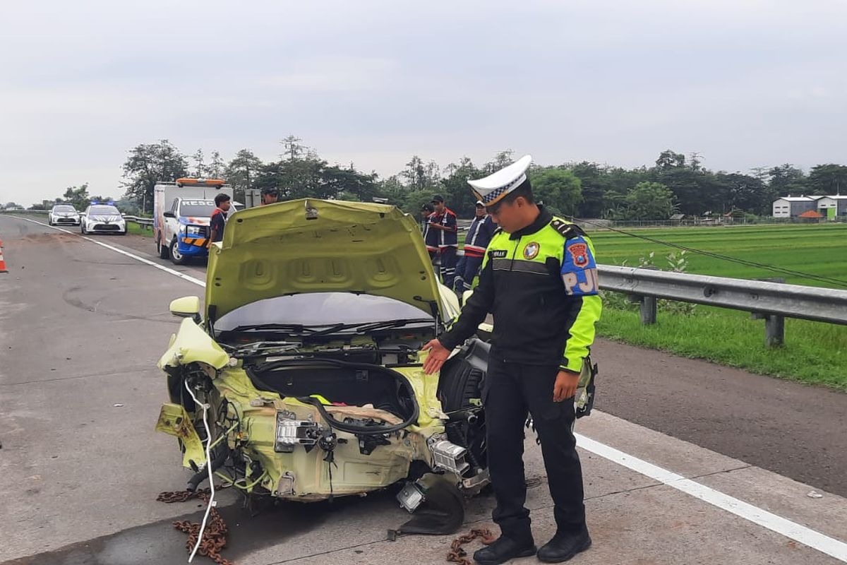 mobil, Bukan Cuma Terguling, Ini Risiko Lain Saat Ban Pecah di Jalan Tol