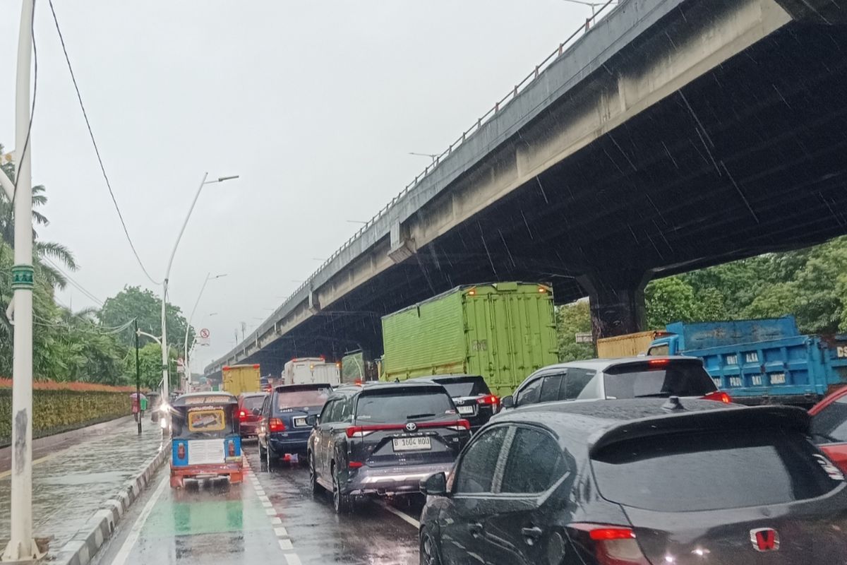 Transjakarta, bus Transjakarta, Bus Transjakarta Terdampak Hujan dan Banjir, Sejumlah Koridor Macet