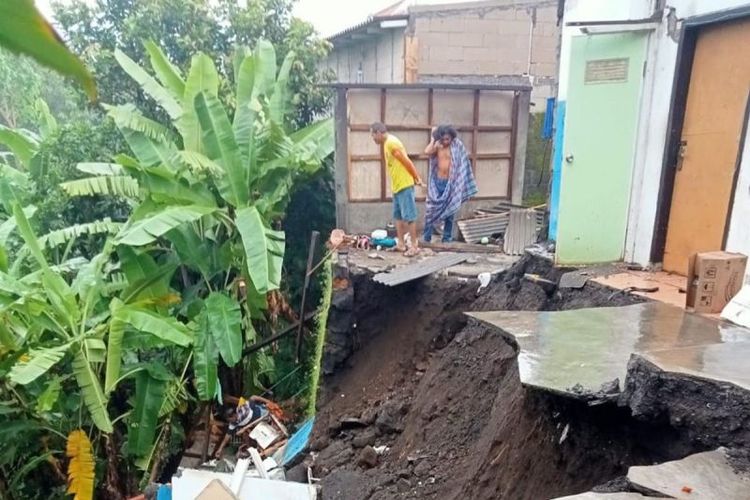 cuaca ekstrem, Banjir dan Cuaca Ekstrem Putus 5 Jembatan hingga Rusak Sekolah di Probolinggo, Berapa jembatan yang terdampak banjir?, Bagaimana dampak kerusakan jembatan bagi warga?, Selain jembatan, infrastruktur apa saja yang rusak?, Apa saja bencana lain yang terjadi di Probolinggo?