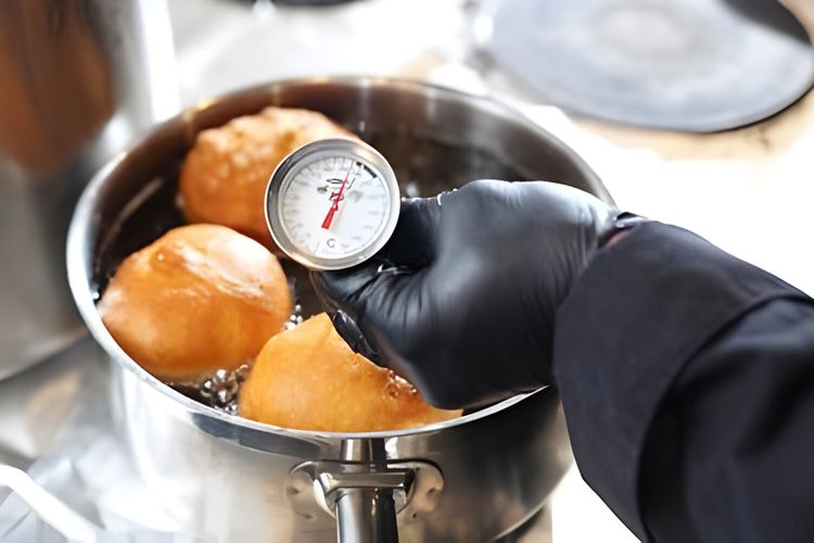 cara menggoreng donat, Cara menggoreng donat, white ring, White ring, cara membuat donat, donat empuk, 3 Cara Menggoreng Donat agar Tidak Berminyak dan Keluar White Ring, Tips dari Chef