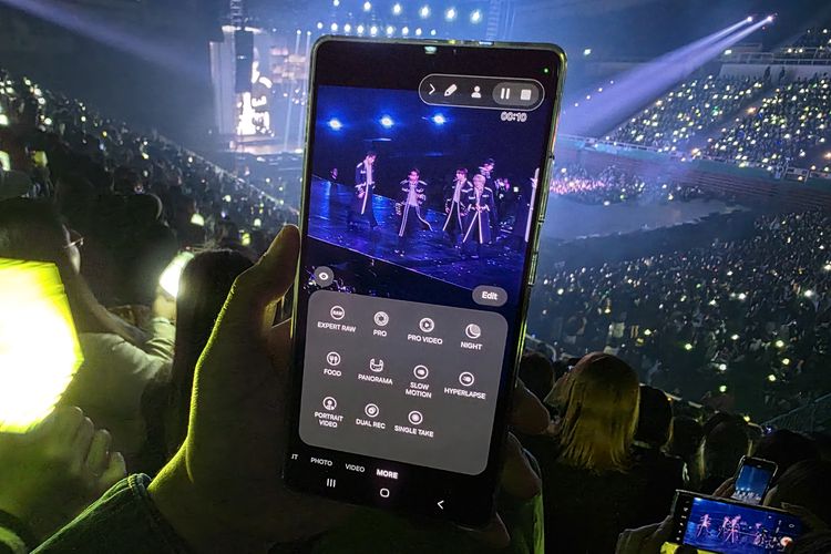 Samsung, NCT 127, Taeyong, Single Take, Johnny, Doyoung, Jungwoo, Haechan, Yuta NCT 127, MARK, Samsung S25 Ultra, Tutorial menggunakan Single Take di HP Samsung Galaxy, Fitur Samsung Galaxy S25 Ini Bisa Ambil Foto, Video, Boomerang di Konser NCT 127 Taipei Sekali Klik