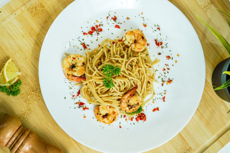 Nino Fernandez, resep spaghetti aglio olio, resep spaghetti aglio olio pedas, resep spaghetti aglio olio udang, resep spaghetti aglio olio rumahan, Nino Fernandez Bagi Resep Spaghetti Favoritnya, Pakai Bahan Simpel