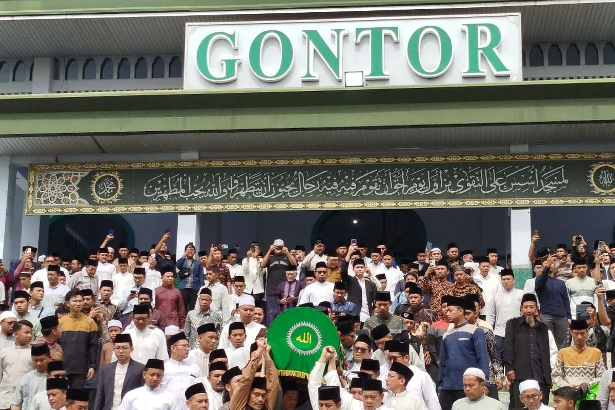KH Amal Fathullah Zarkasyi, Duka Menggantung di Gontor, Ribuan Pelayat Shalatkan Jenazah KH Amal Fathullah Zarkasyi, Prosesi Pemakaman di Kompleks Pesantren Gontor, Hidayat Nur Wahid: Teladan bagi Dunia Pesantren, Peran Besar dalam Lahirnya Undang-Undang Pesantren, Wafat Saat Menjalani Perawatan di Solo, Putra Trimurti Pendiri Gontor dan Kiprah Keilmuan