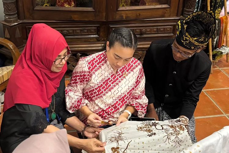 batik, Kain Tenun, wastra nusantara, Rahayu Saraswati, keponakan Prabowo Subianto, rahayu saraswati dpr, rahayu saraswati DPR RI, Ragam Wastra Nusantara yang Dikenakan Rahayu Saraswati, Klasik dan Kekinian
