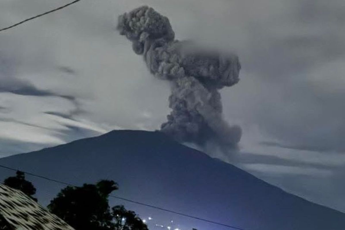 Gunung Marapi, Marapi, gunung meletus, gunung meletus hari ini, gunung marapi erupsi, marapi, marapi erupsi, Gunung Marapi Erupsi, Kolom Abu Capai 700 Meter, Dentuman Kejutkan Warga
