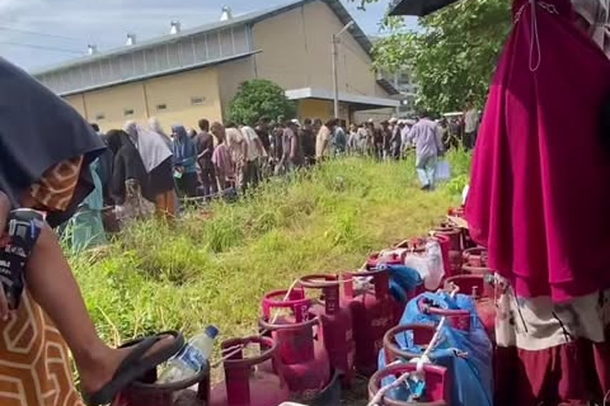 Harga Makanan Naik Gara-gara LPG Langka, Warga Banda Aceh Terpaksa Memasak Pakai Tungku dan Kayu Bakar, Warga Banda Aceh Sudah Muak, Respons Pertamina