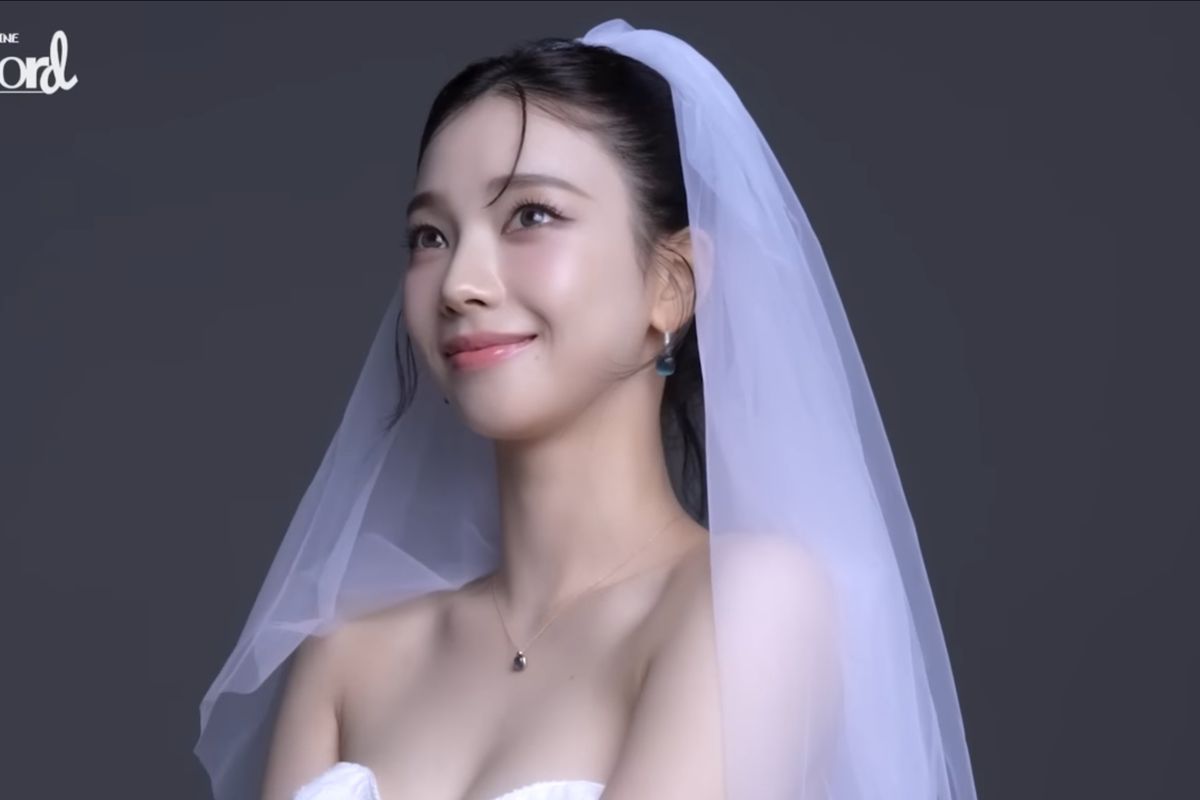 aespa, Karina Aespa, Konser aespa, synk aexis line, member aespa, 7 Style Karina aespa Saat Syuting VCR Konser ‘SYNK: aeXIS LINE’, Kenakan Gaun Pengantin, 1. Gaun pengantin off-shoulder putih, 2. Lace ala pengantin, 3. Rambut updo, 4. Makeup natural, 5. Perhiasan minimalis, 6. Sarung tinju, 7. Pose humor