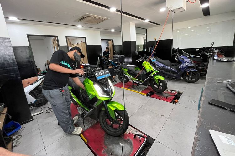 baterai SLA, bengkel spesialis motor listrik, Baterai SLA Motor Listrik Bisa Diservis? Ini Kata Bengkel Spesialis