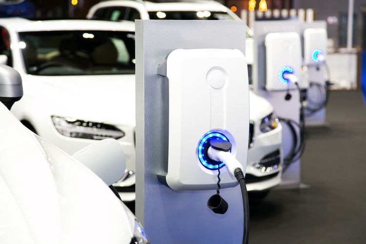 kendaraan rendah emisi, Pendekatan Multipathways, infrastruktur energi bersih, Pendekatan multipathways, transisi energi, Transisi Energi, Infrastruktur energi bersih, Dari Bensin ke Listrik: Strategi Multipathways Toyota yang Ideal, Apa yang Menjadi Fokus dalam Pendekatan Multipathways?, Mengapa Emisi Kendaraan Perlu Dihitung Secara Keseluruhan?, Bagaimana Pendekatan Multipathways Menjawab Tantangan Ekonomi?, Apa Tantangan yang Dihadapi dalam Industri dan Pendidikan?, Kesimpulan: Mengapa Multipathways adalah Solusi Ideal untuk Indonesia?