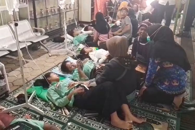 Ngawi, makanan bergizi gratis, keracunan MBG, siswa keracunan mbg, SMKN 1 Sine Ngawi, keracunan MBG di ngawi, siswa di Ngawi Keracunan MBG, Viral, 45 Siswa SMKN 1 Sine Ngawi Keracunan MBG, Begini Kondisi Saat Ini, Penjelasan Bupati Ngawi, Kronologi Kejadian di Sekolah, Kesaksian Korban, Pemkab Ngawi Fokus Penanganan Korban