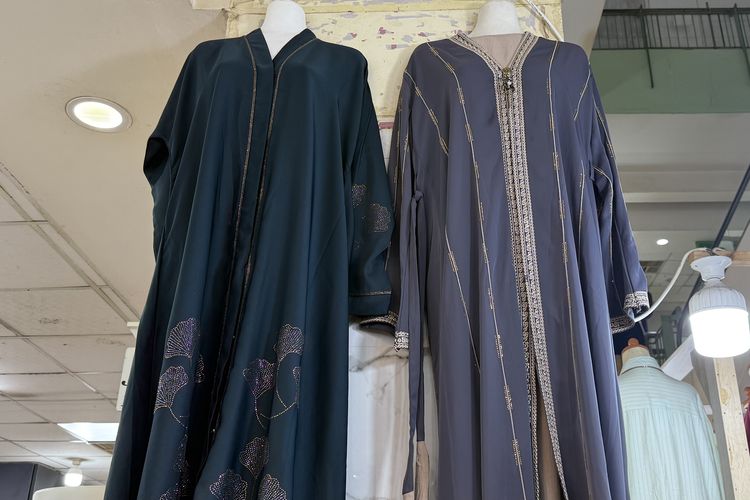 7 Rekomendasi Busana Lebaran 2026, Bikin Terlihat Anggun dan Bersahaja, 1. Halimah Gamis Hanbok, 2. Janur Among Collection by Thenblank, 3. Abaya Turkiye Multifungsi, 4. La Zurra Signature (Rompi Lepas) by Javina, 5. Gamis Bini Orang by Butik Care, 6. Al Kisah by Damakara Official, 7. Alea One Set Baju Kurung oleh Leviora