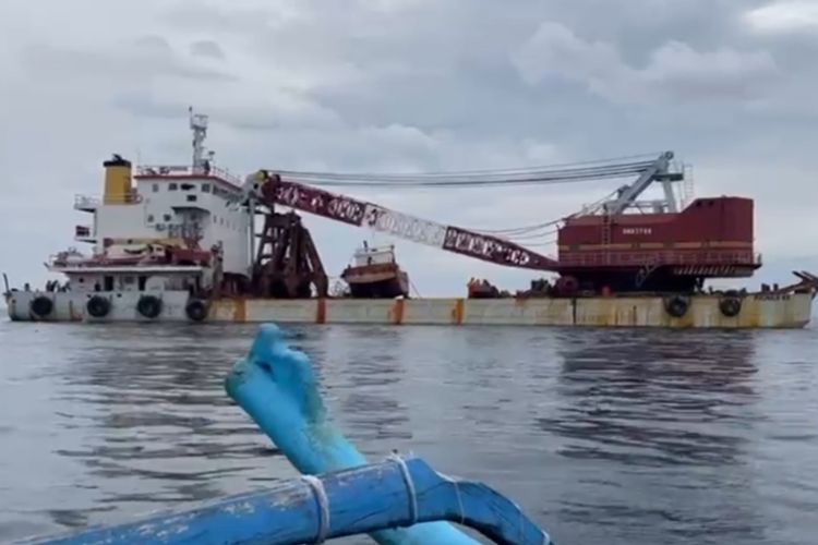KMP Tunu Pratama, Banyuwangi, Tunu Pratama Jaya, Tujuh Bulan dalam Dekapan Selat Bali, Wawan Kelasi Tunu Pratama Jaya Pulang dengan Seragam Lengkap, Detik-detik Penemuan Jenazah di Kedalaman 56 Meter, Sosok Wawan: Kelasi yang Mengutamakan Penumpang, Kronologi Tragedi KMP Tunu Pratama Jaya, Penuntasan Hak dan Santunan Keluarga