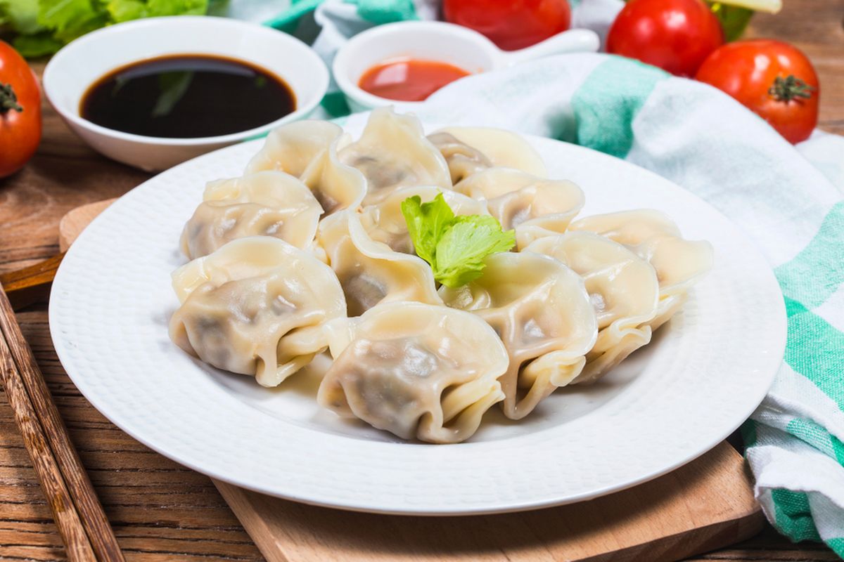 Shio Kuda Api, pangsit, Kenapa Harus Makan Pangsit Saat Imlek? Intip Sejarah dan Mitos, Sejarah Panjang dari Masa Tiga Kerajaan, Simbol Batangan Emas dan Mitos Kekayaan, Makna Filosofis di Balik Isian Pangsit, Pantangan Saat Festival Musim Semi