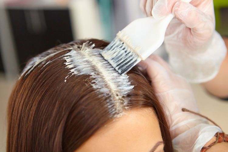 pewarna rambut, hormon estrogen, Pewarna Rambut Bikin Tampilan Segar, tapi Waspadai Risiko Kesehatan